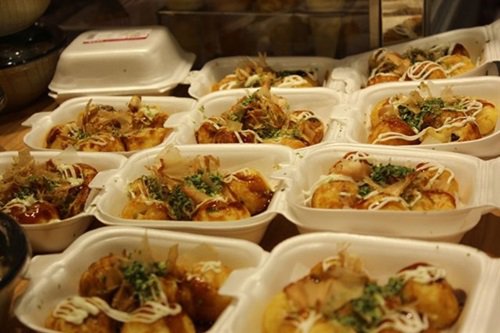 Takoyaki, thức ăn đường phố của Nhật Bản đang được ưa chuộng ở Sài Gòn, cũng vào danh sách những món nên thưởng thức khi trời mưa. Hộp bạch tuộc chiên với bột nóng hổi, ăn kèm nước sốt đặc biệt đậm đà, mayonnaise béo ngậy khiến đường về nhà của bạn như ngắn lại. Takoyaki, thức ăn đường phố của Nhật Bản đang được ưa chuộng ở Sài Gòn, cũng vào danh sách những món nên thưởng thức khi trời mưa. Hộp bạch tuộc chiên với bột nóng hổi, ăn kèm nước sốt đặc biệt đậm đà, mayonnaise béo ngậy khiến đường về nhà của bạn như ngắn lại.
